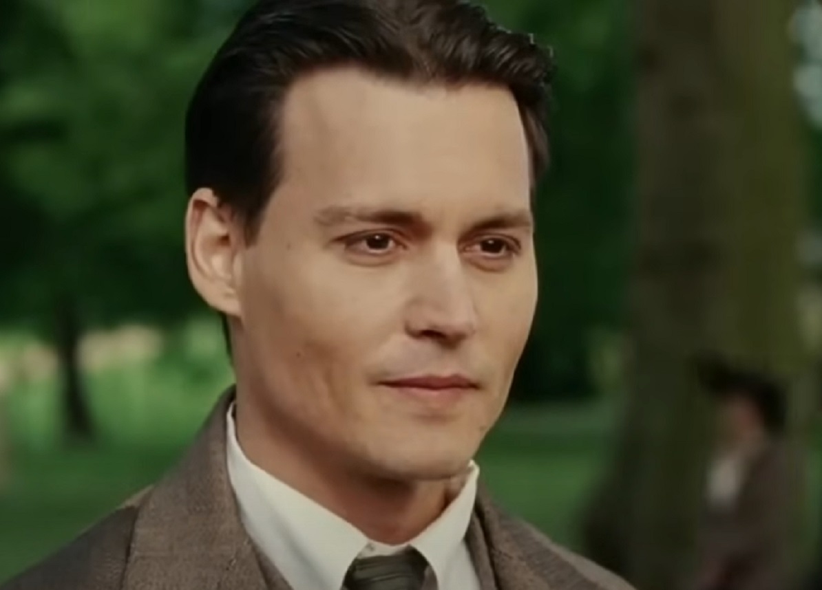 Screenshot of Johnny Depp as Sir James Matthew Barrie - from Finding Neverland (2004)
