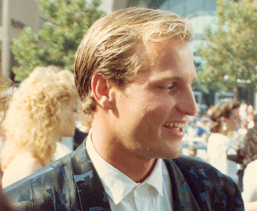 Woody Harrelson looking at side - (1988)
