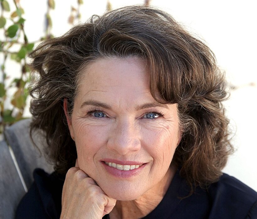 Portrait Photo of the Actress Heather Langenkamp in black outfit