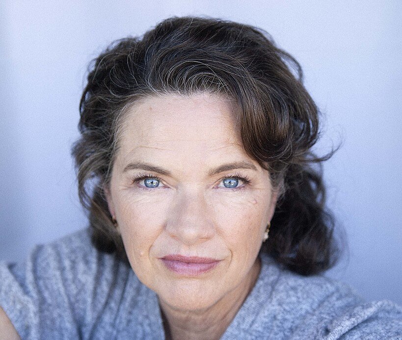 Portrait Photo of the Actress Heather Langenkamp in gray outfit