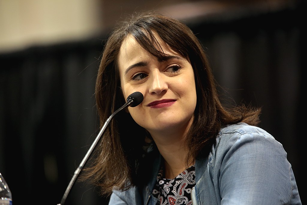 Mara Wilson speaking with attendees at the 2017 Phoenix Comicon Fan Fest