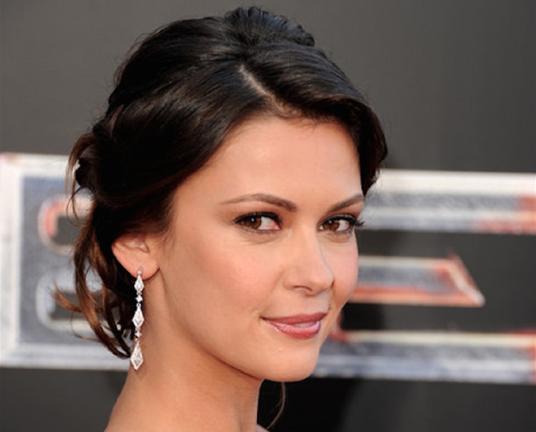 Olga Fonda smiling at camera - 2014