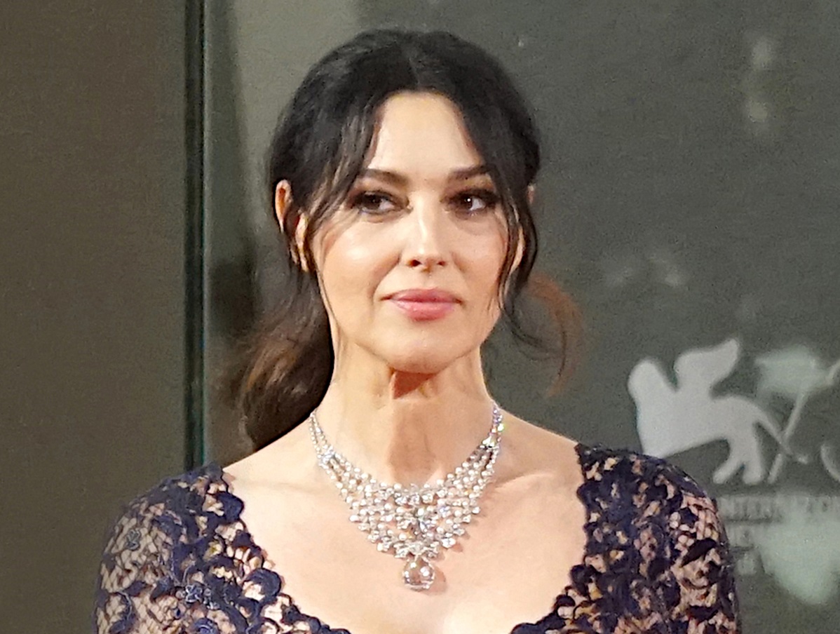 Monica Bellucci looking at side - 2016