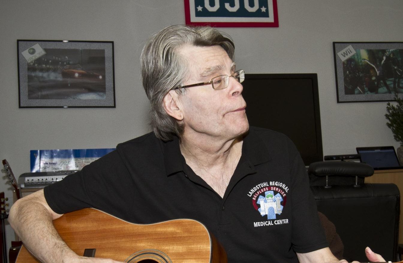 Stephen King visits USO Warrior Center