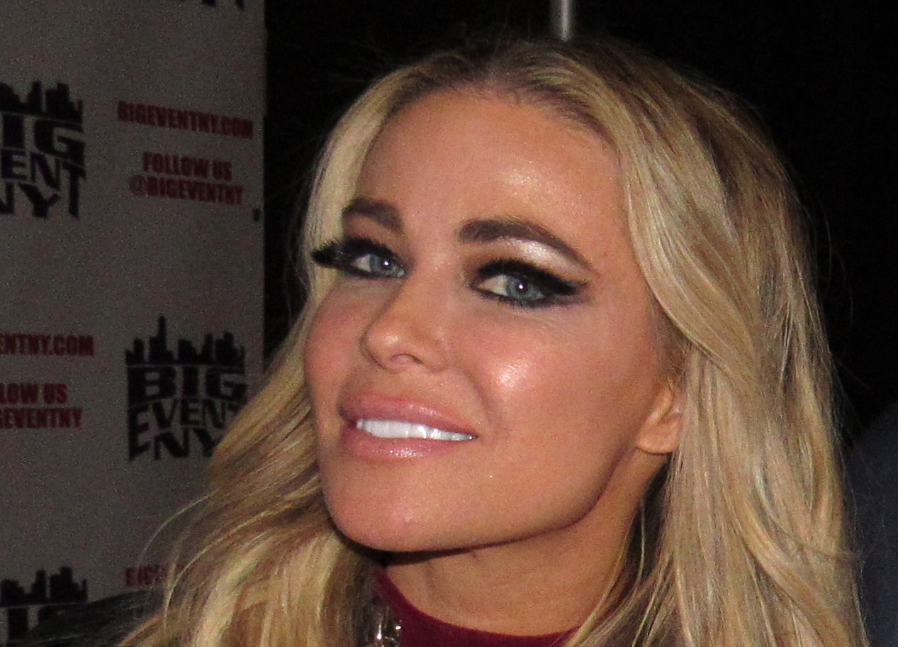 Carmen Electra posing for photos