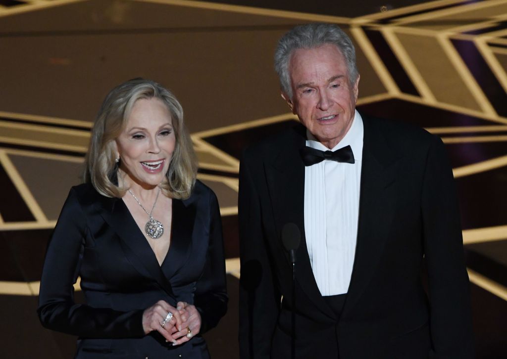 Actors Faye Dunaway (L) and Warren Beatty