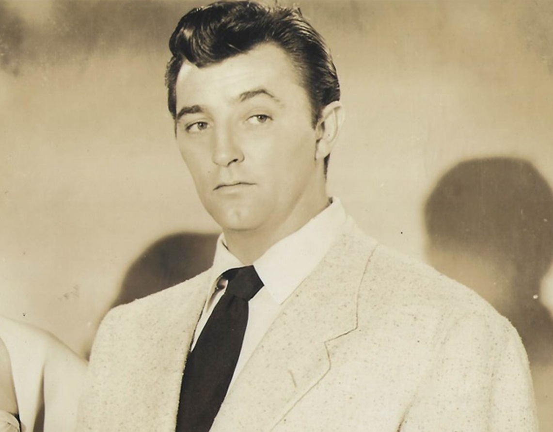 Robert Mitchum in - Macao 1952