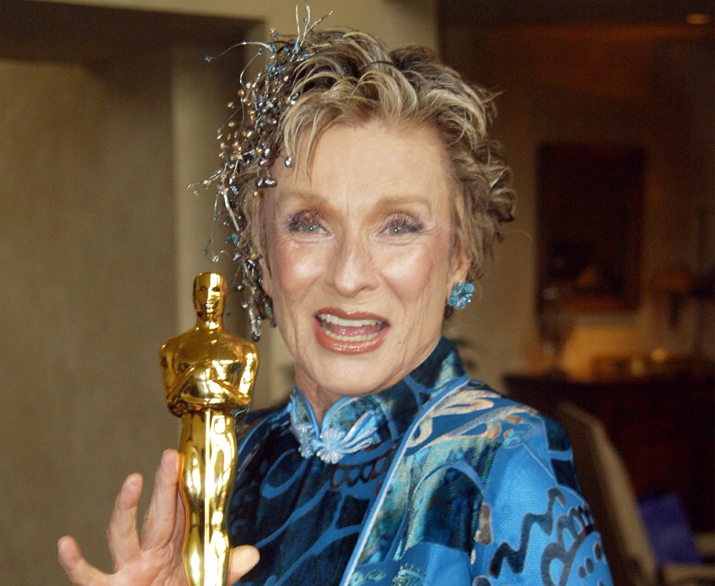 Cloris Leachman shows off her Oscar for her performance in