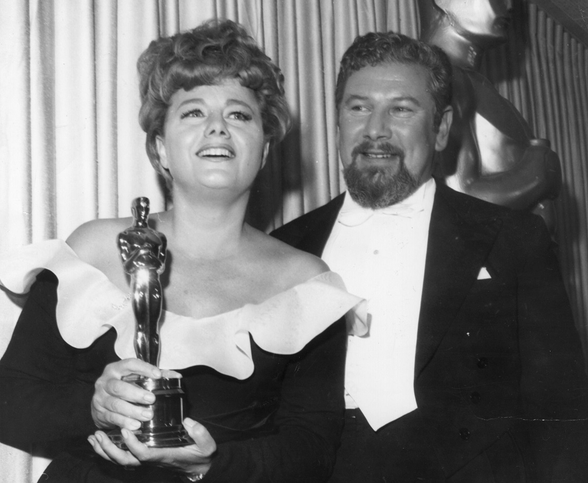 Shelley Winters, the American actress having been presented with an Oscar by Peter Ustinov - 1966