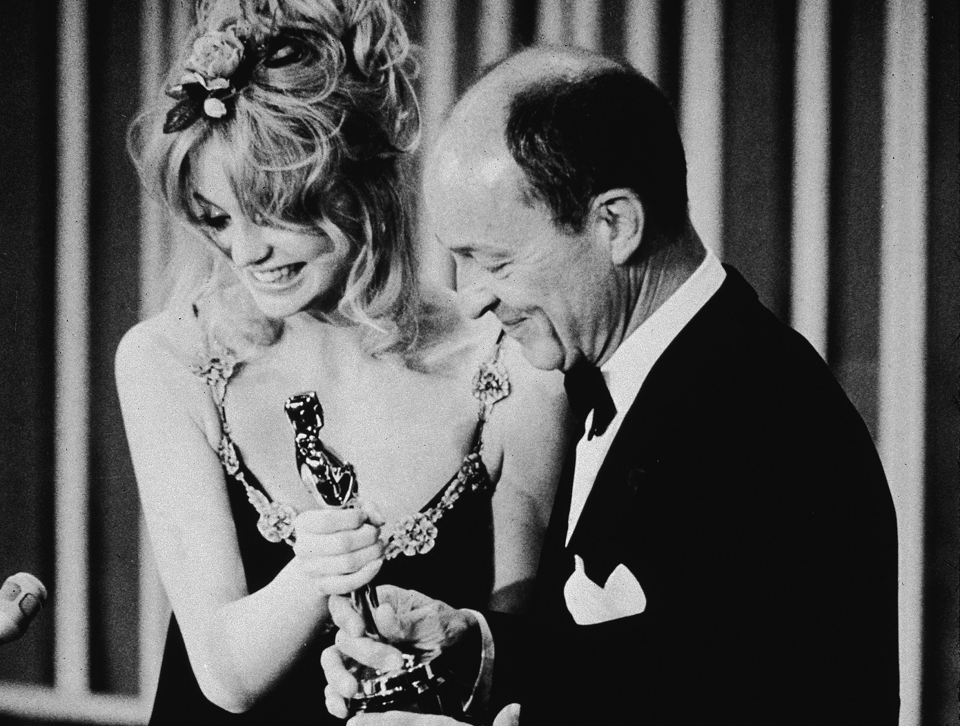 American actor Goldie Hawn presents the Best Actor Oscar to Frank McCarthy - 1971