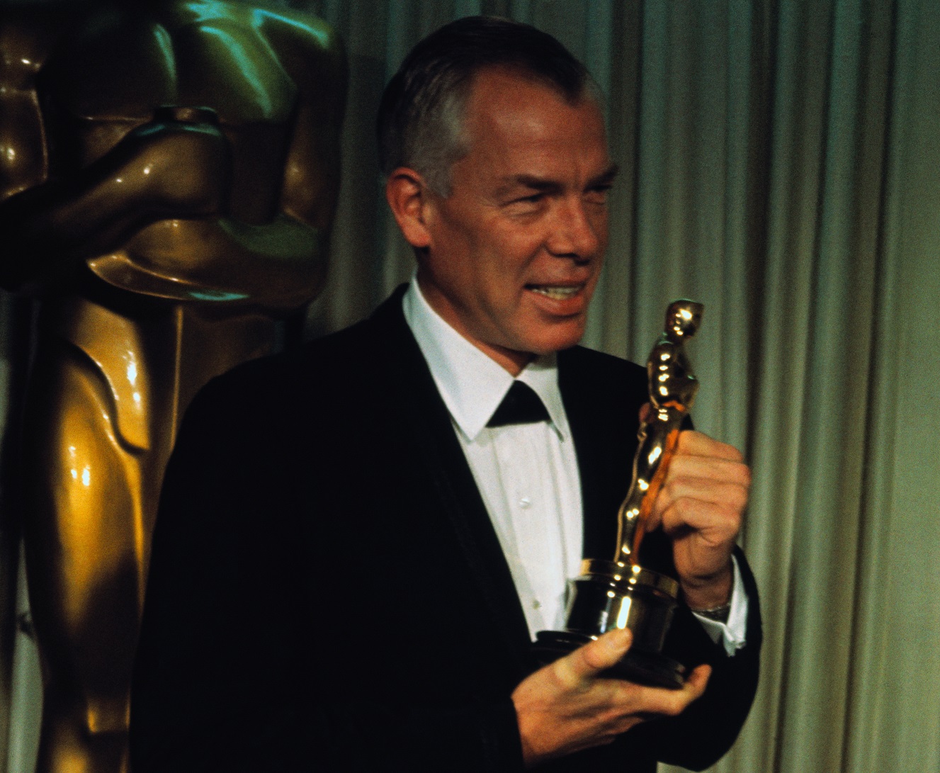 Actor Lee Marvin holds the Oscar for the best performance - 1966