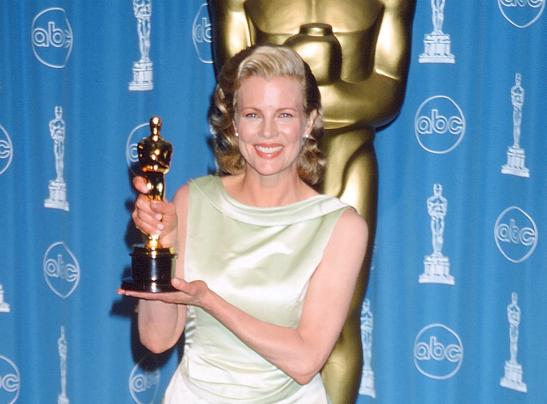 Kim Basinger, Oscar Winner at the 70th Annual Academy Awards - 1998