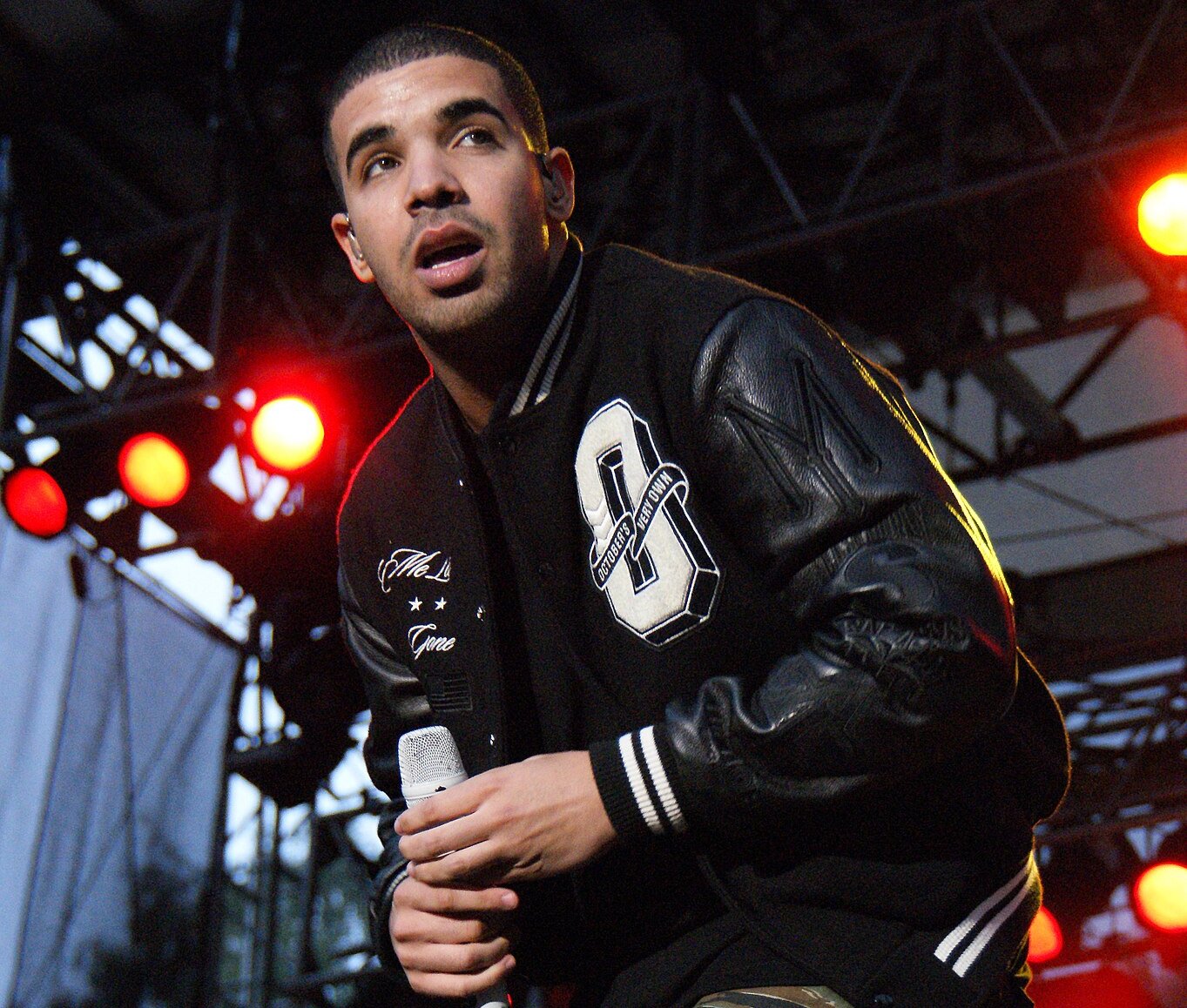 Photo of the Canadian rapper Drake on stage