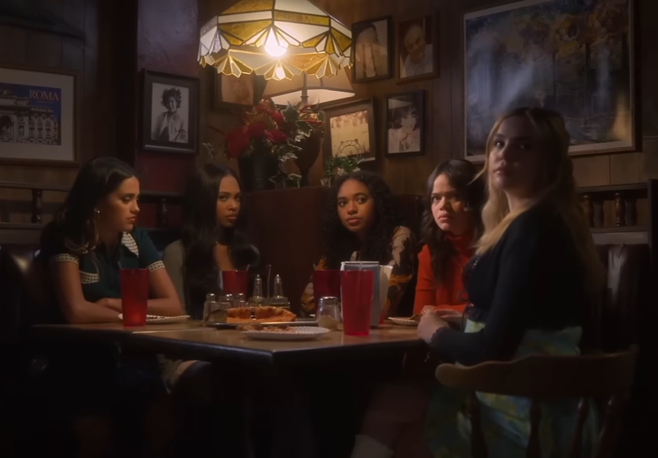 Screenshot of cast from Pretty Little Liars (2010-17)