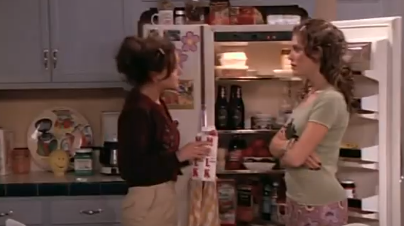 Characters Carrie and Sara in King of Queens