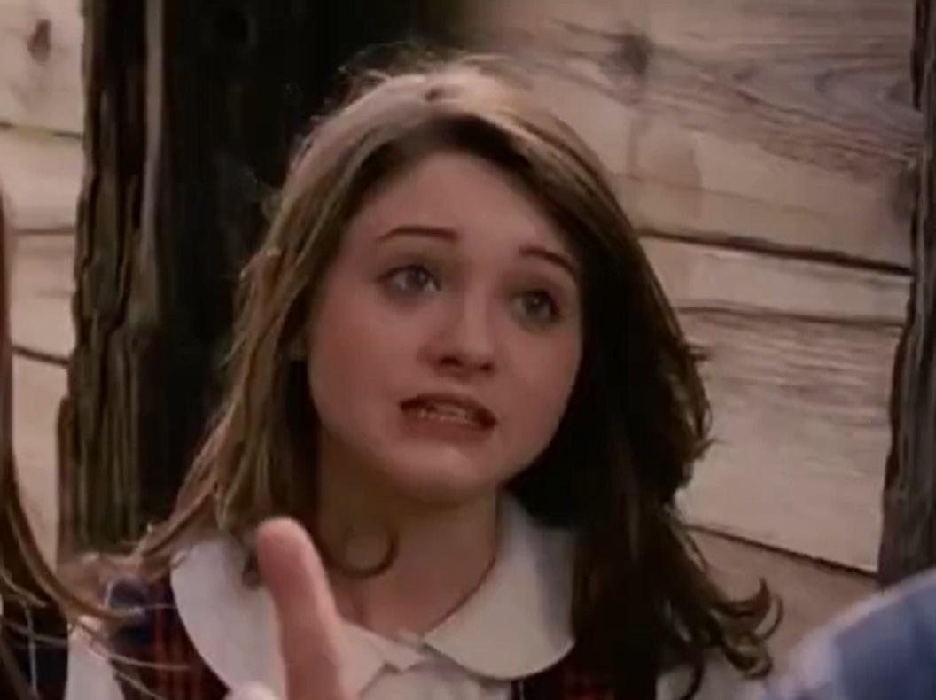 Screenshot of Natalia Dyer from - The Hannah Montana Movie (2009)