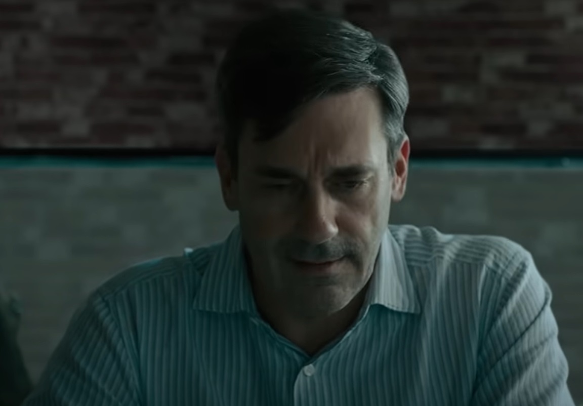 Screenshot from the movie Confess, Fletch (2022)