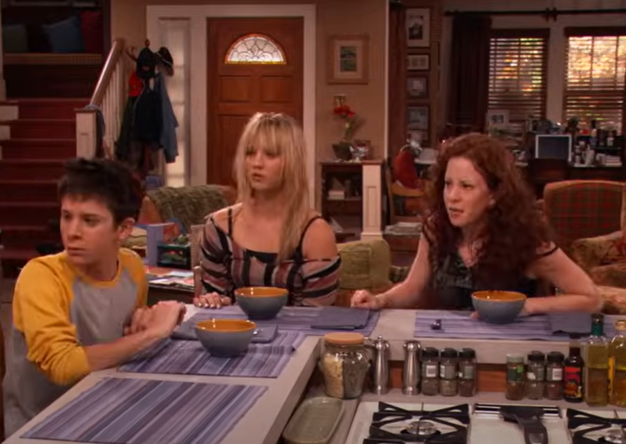 Screenshot from the television series 8 Simple Rules (2002-2005)