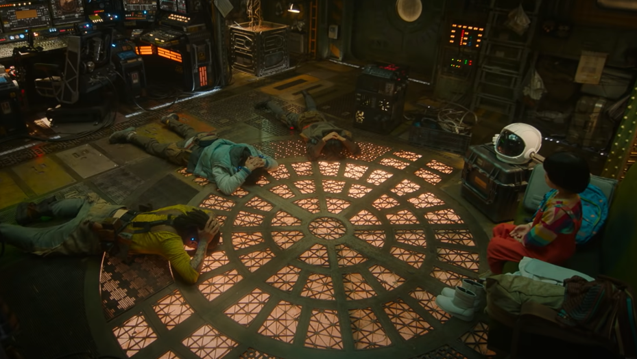 A screenshot of the movie Space Sweepers