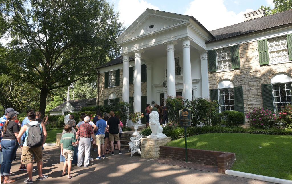 Visitors waiting to enter the Graceland mansion of Elvis Presley
