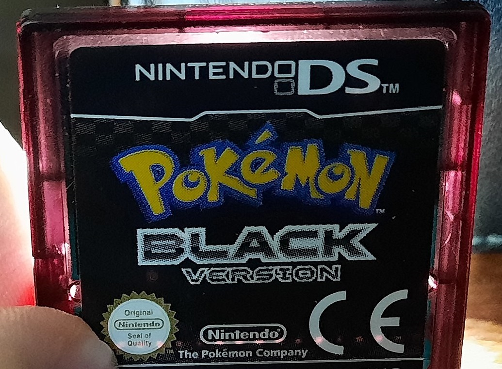 Pokémon Black Version Translucent Cartridge Demonstration