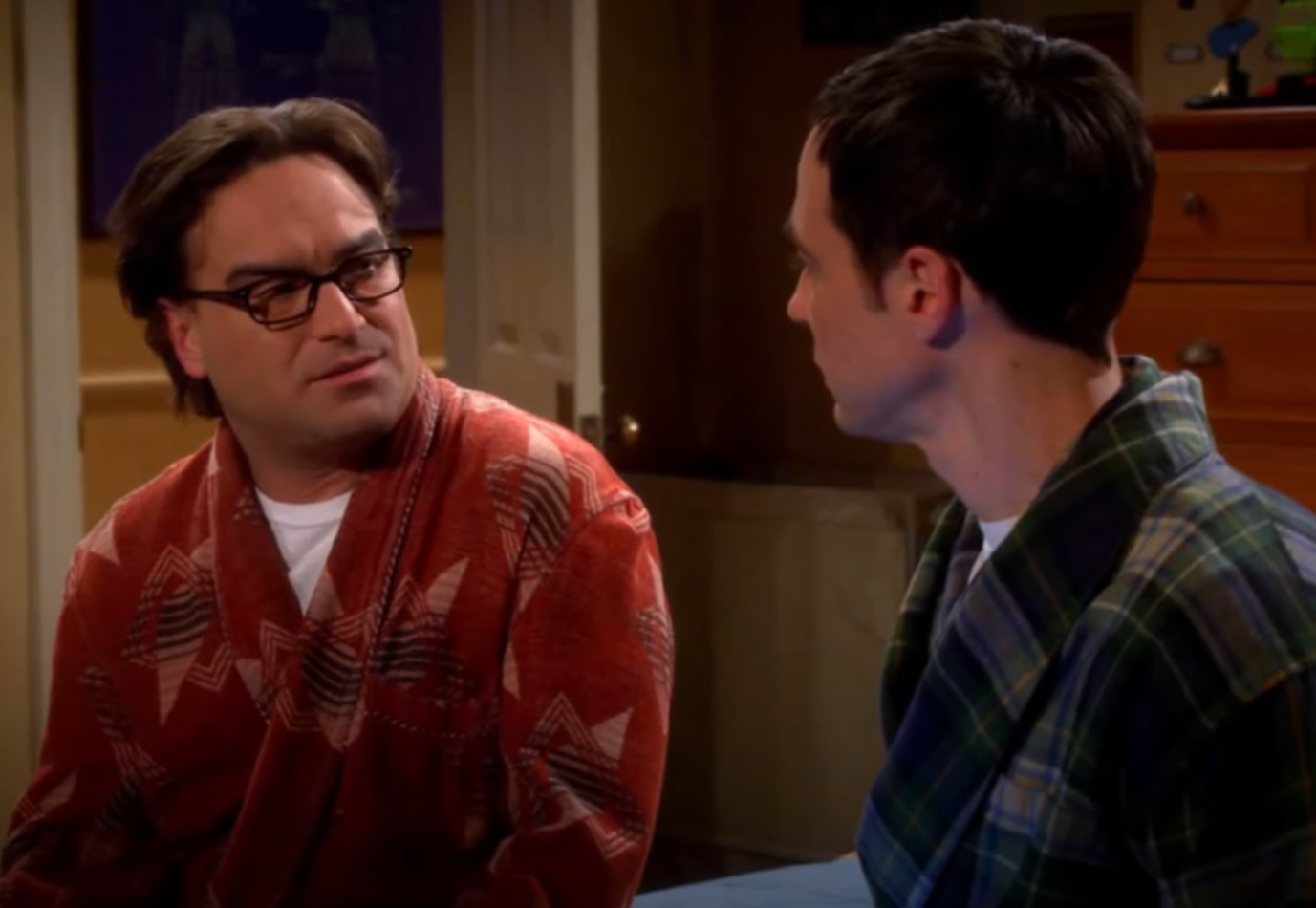 Screenshot of Jim Parsons (Sheldon Cooper) and Johnny Galecki (Leonard Hofstadter) talking from - The Big Bang Theory (2007-19)