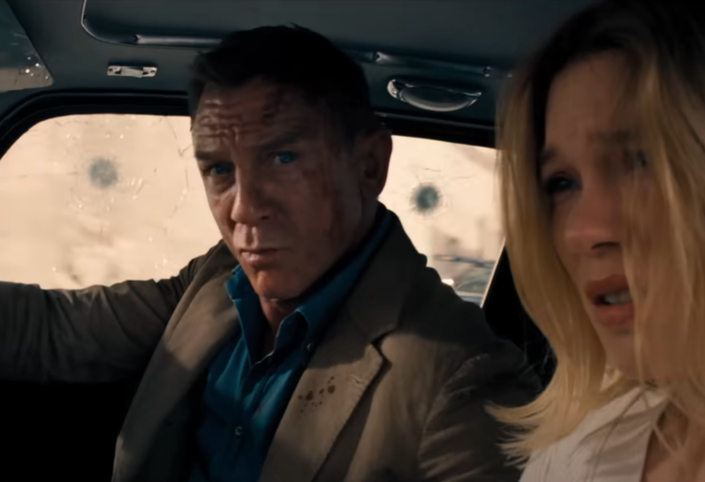 Screenshot of Daniel Craig and Léa Seydoux in No Time to Die (2021)