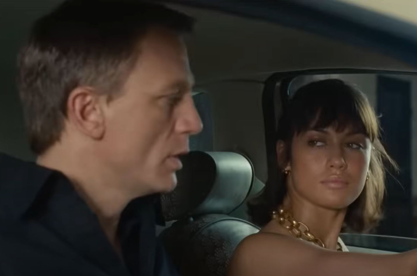 Screenshot of Daniel Craig and Olga Kurylenko in Quantum of Solace (2008)