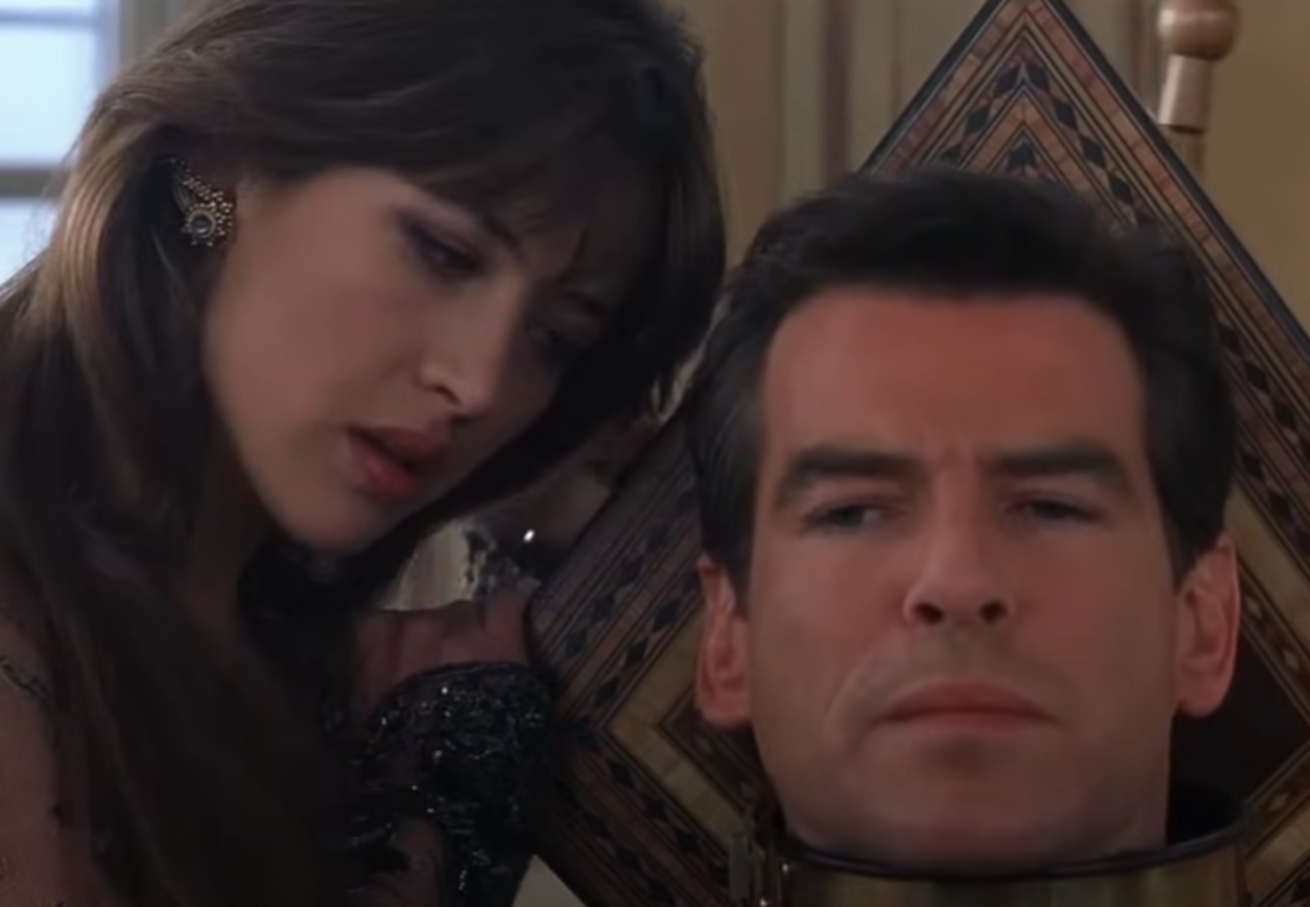 Screenshot of Pierce Brosnan and Sophie Marceau in The World Is Not Enough (1999)