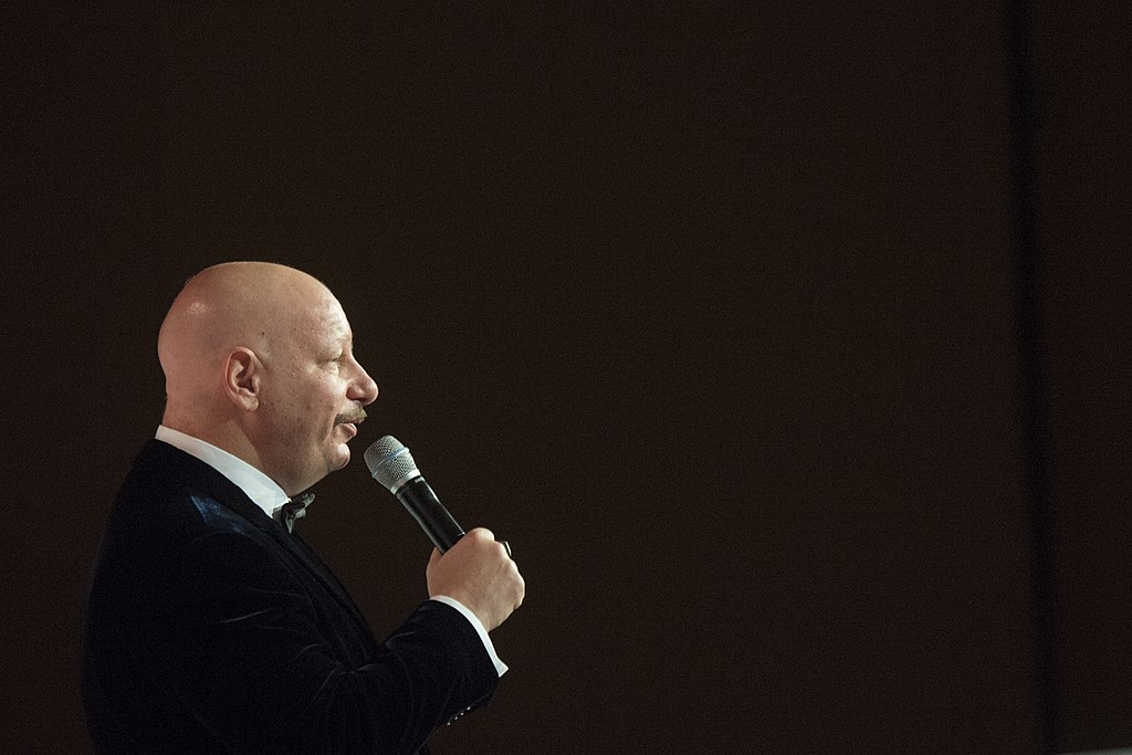 Jeff Ross holding a microphone