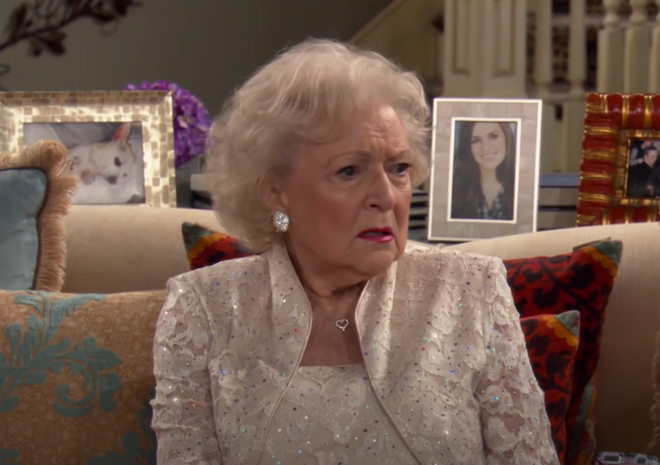 Screenshot from tv series - Hot in Cleveland (2010-15)