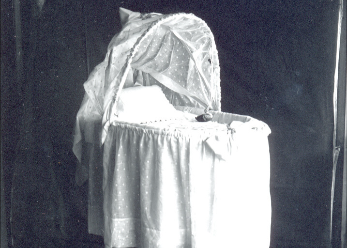 File:Empty Bassinet in Keene New Hampshire (5333963280).jpg