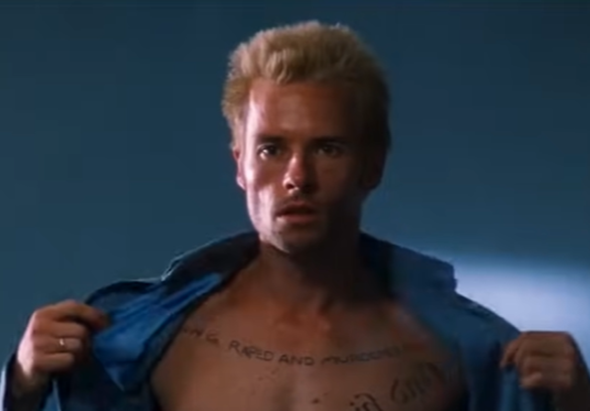 Screenshot of Guy Pearce in Memento (2000)