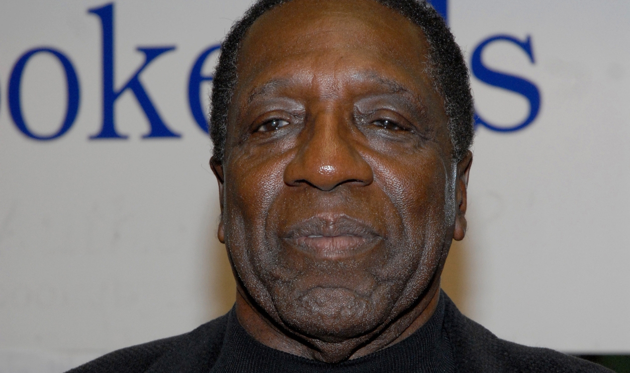 Meadowlark Lemon Signs Copies Of 