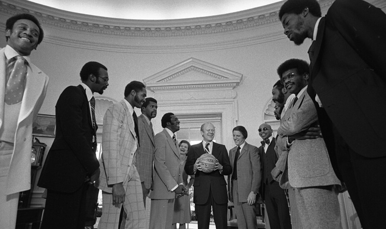 File:President Gerald R. Ford and First Lady Betty Ford Meeting with Harlem Globetrotters Basketball Team - NARA - 6829582.jpg