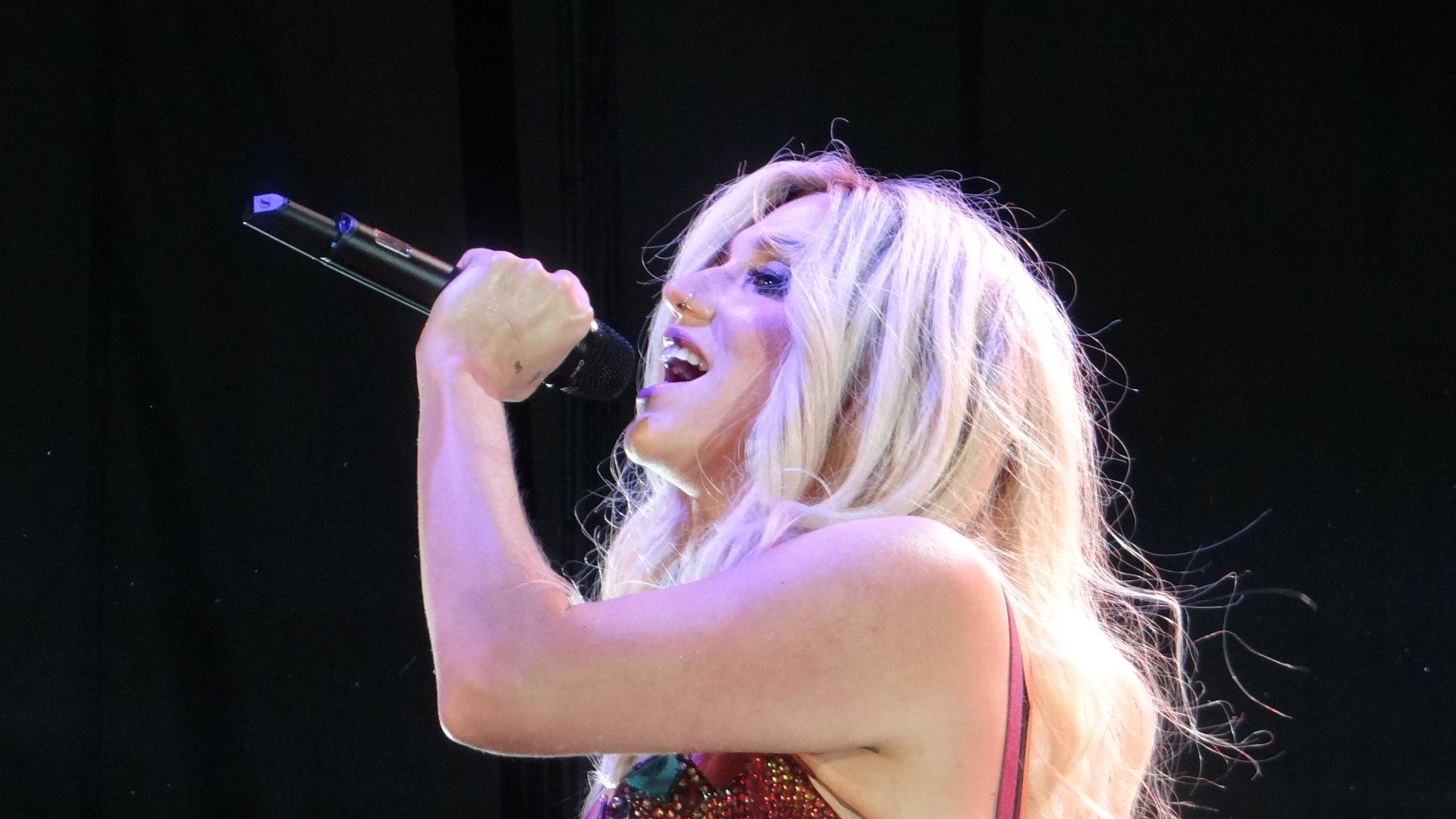 File:Kesha 'Warrior Tour' - Charlotte DSC00870 (50182100043).jpg