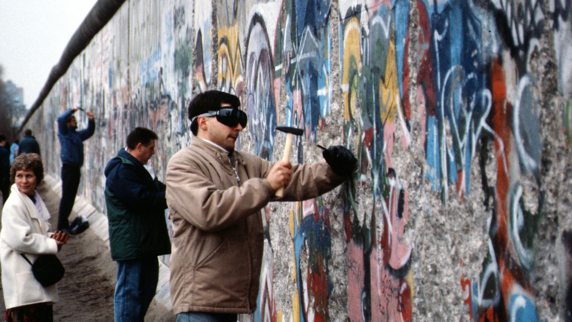 File:Berlin 1989, Fall der Mauer, Chute du mur 08.jpg