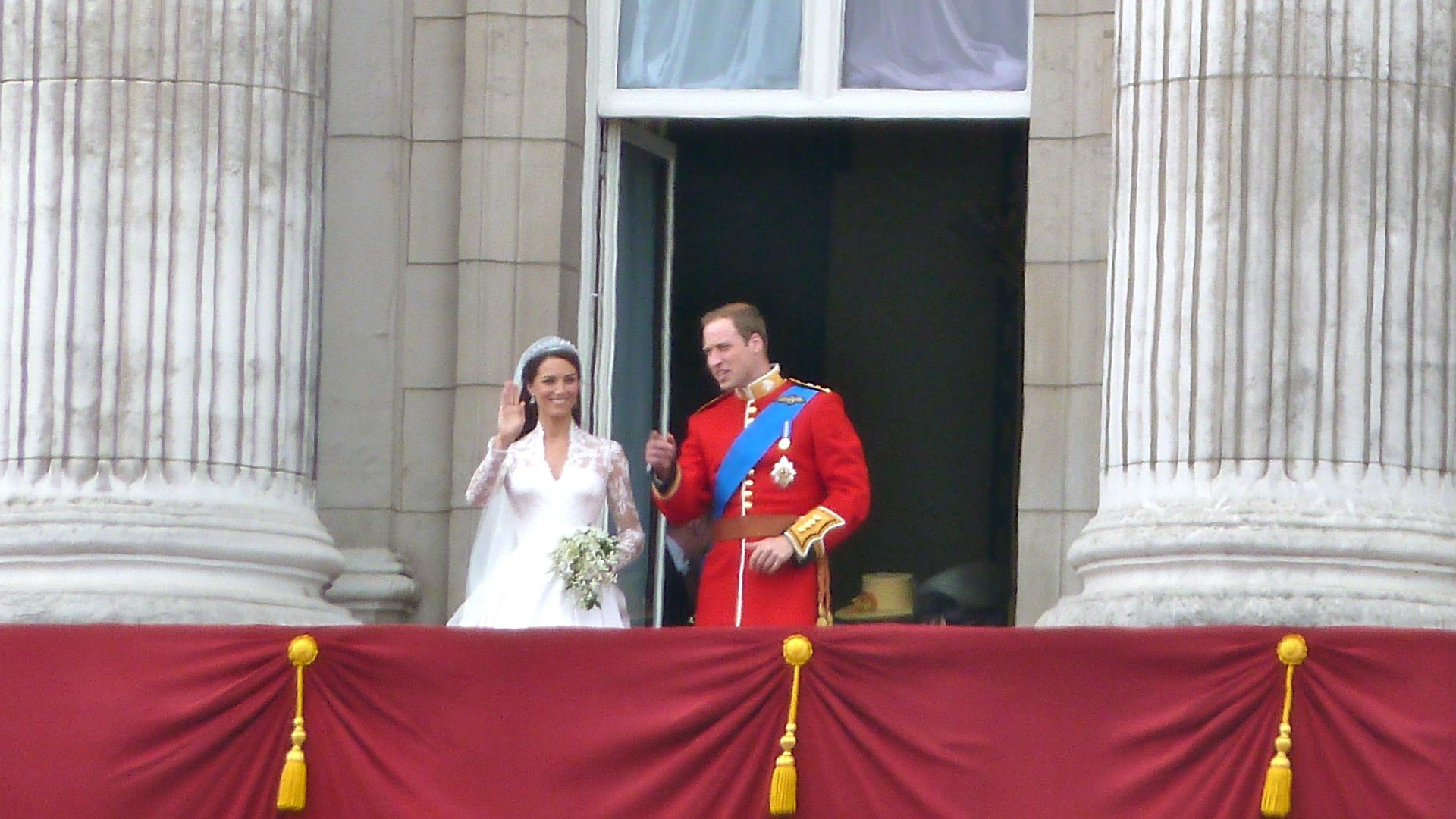 File:William & Kate on the balcony (April 2011).jpg