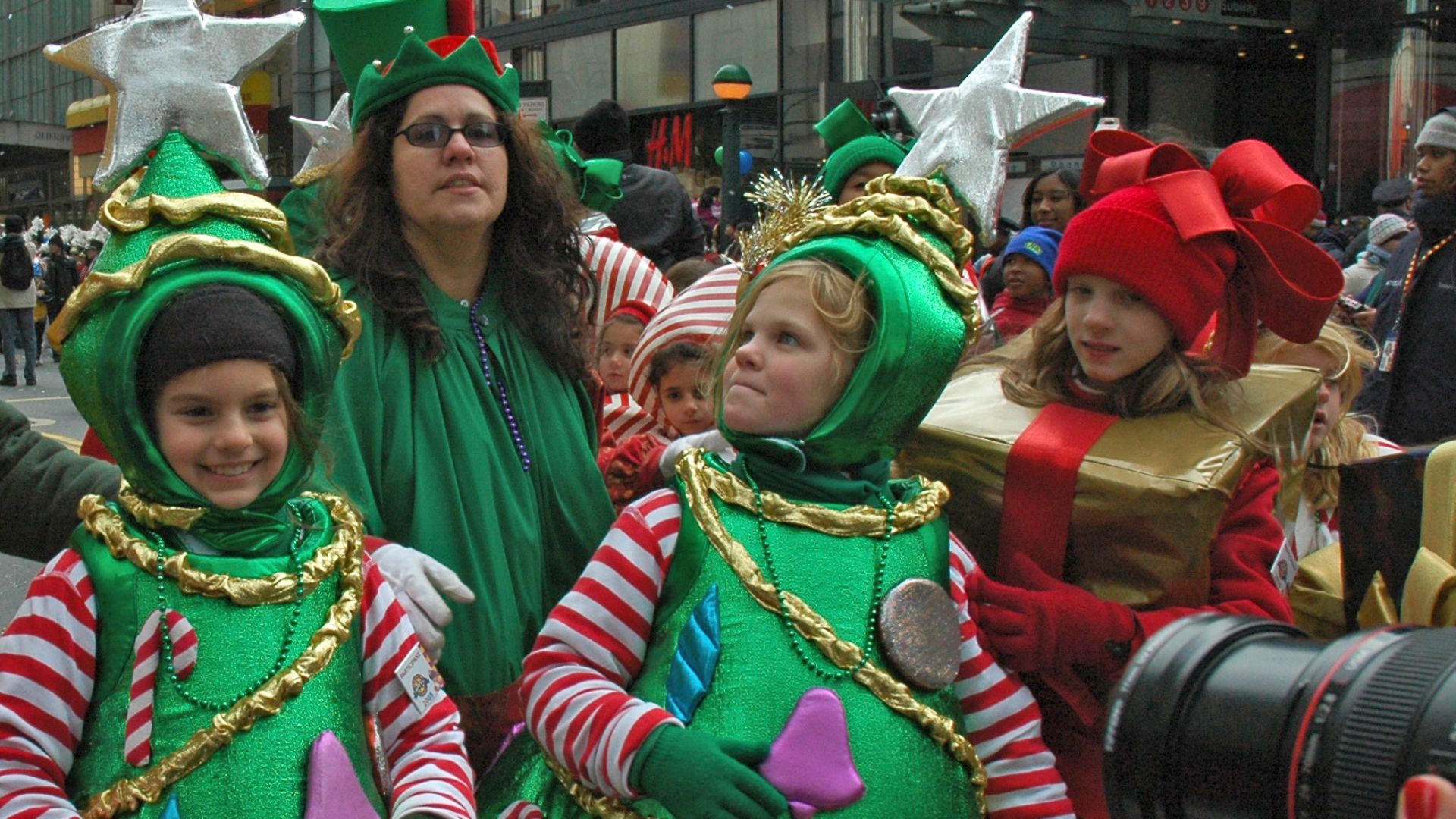 File:Macy's Thanksgiving Parade, New York City, 2005 17.jpg