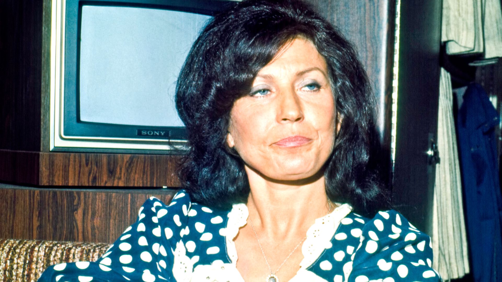 File:Loretta Lynn 1975 on tour.jpg