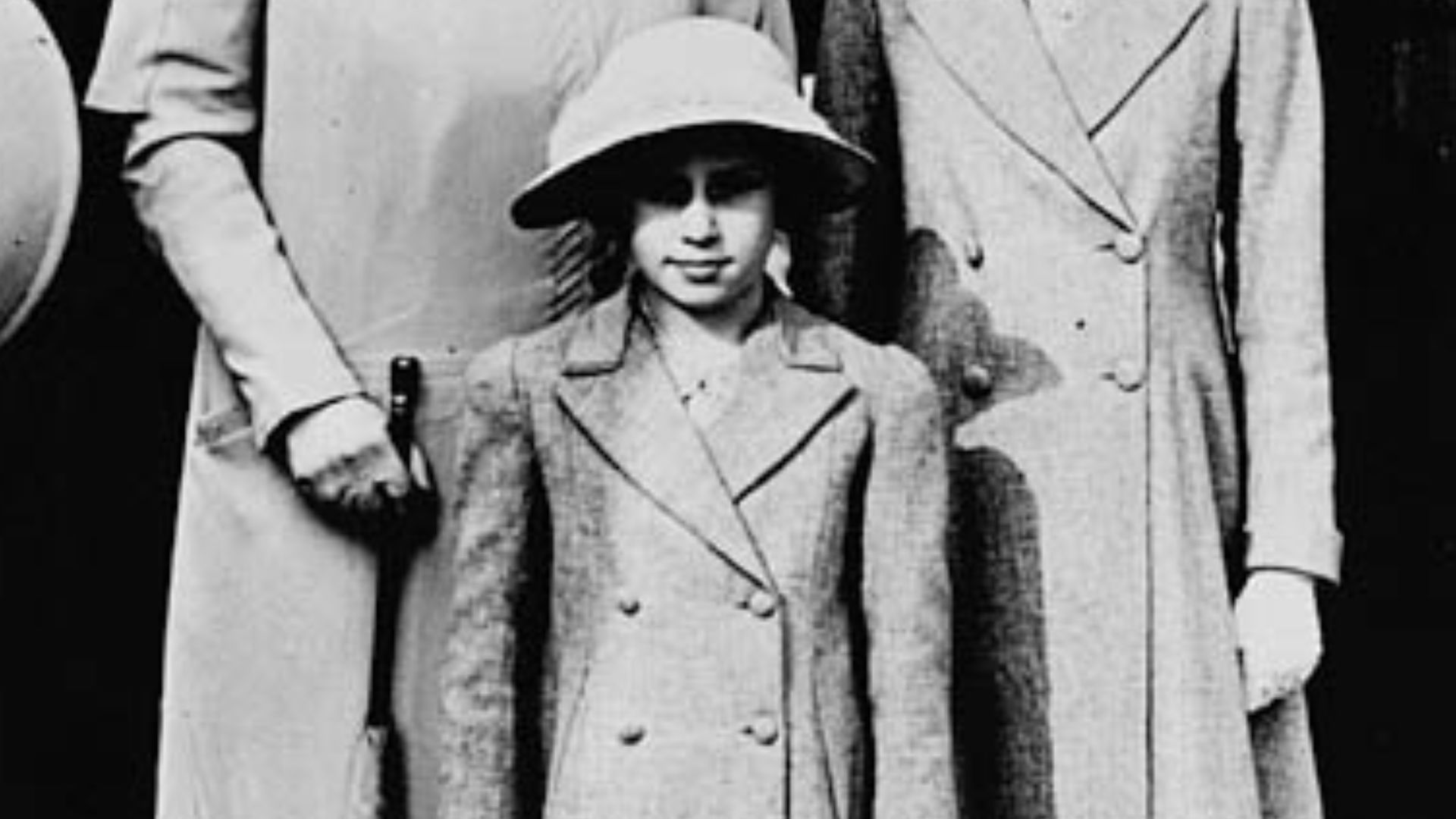 File:Queen Mary with Princess Elizabeth and Margaret.jpg