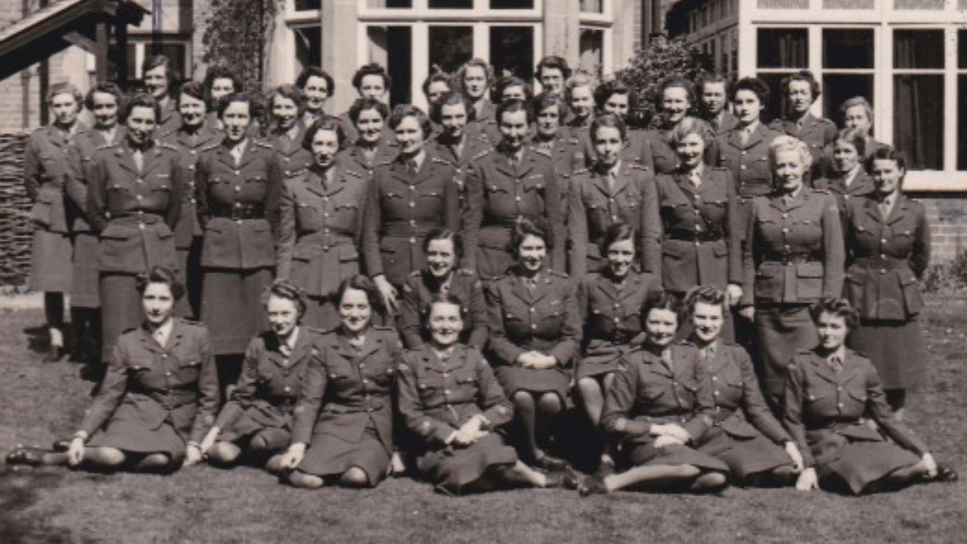 File:Maud MacLellan, the Princess Eliz and 2nd in command Carey surrounded by No 1 MTTC.jpg