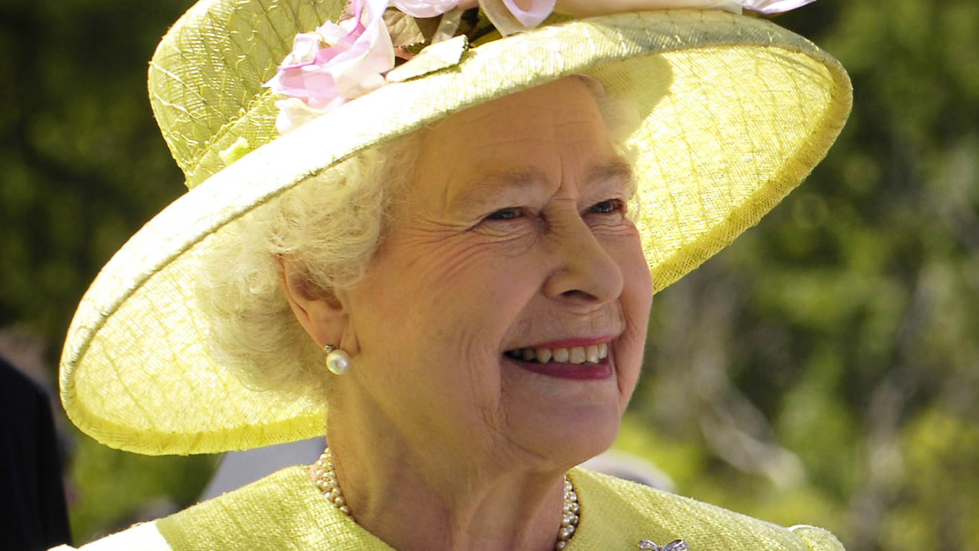 File:Elizabeth II greets NASA GSFC employees, May 8, 2007 edit.jpg