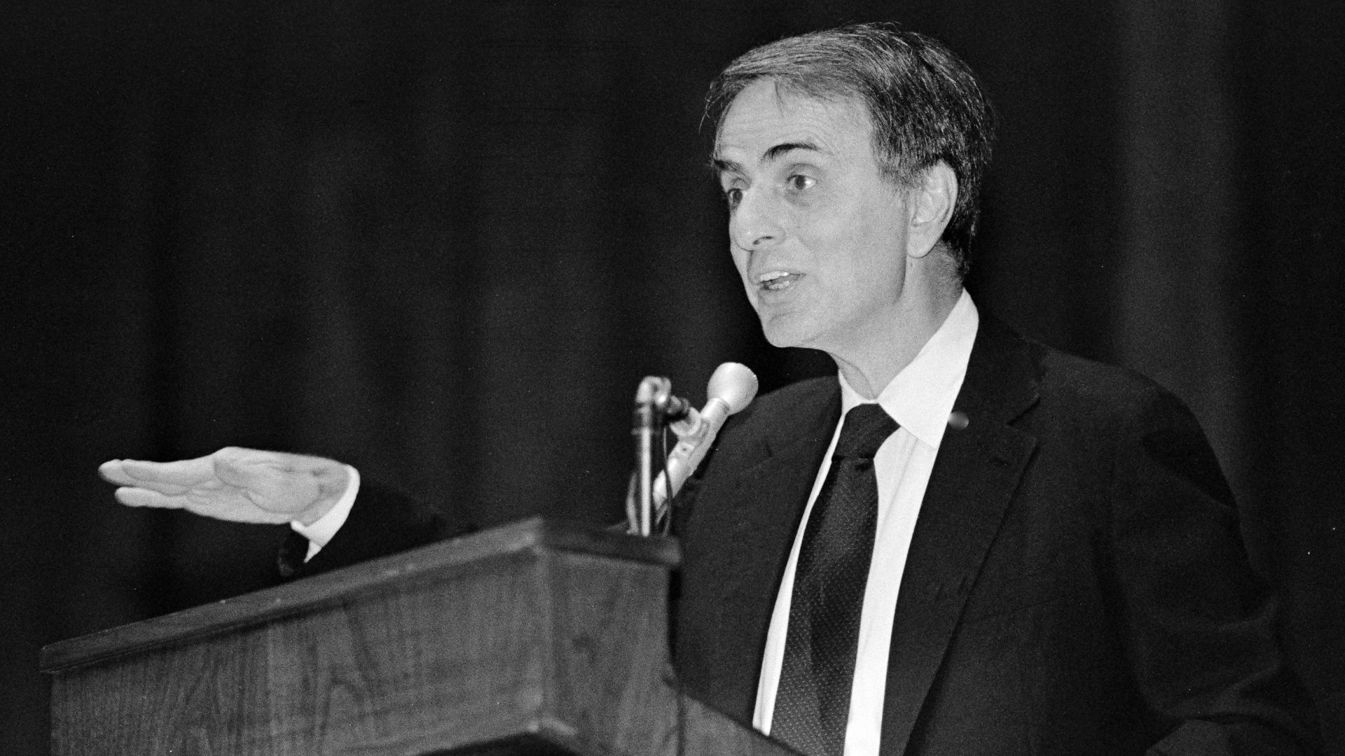 File:Astronomer Carl Sagan in 1987.jpg
