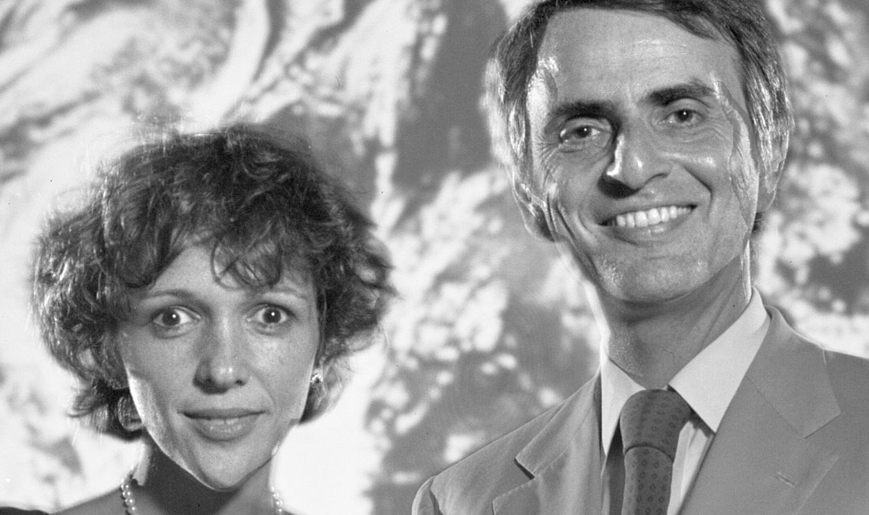 Gettyimages - 102571585, Cosmologist & Author Portrait TALLAHASSEE, FL - 1984: Cosmologist and author Carl Sagan and his wife author Ann Druyan pose in the Turnbull Conference Center on the campus of Florida State University in Tallahassee, Florida in 1984. (Photo by Mickey Adair/Getty Images)