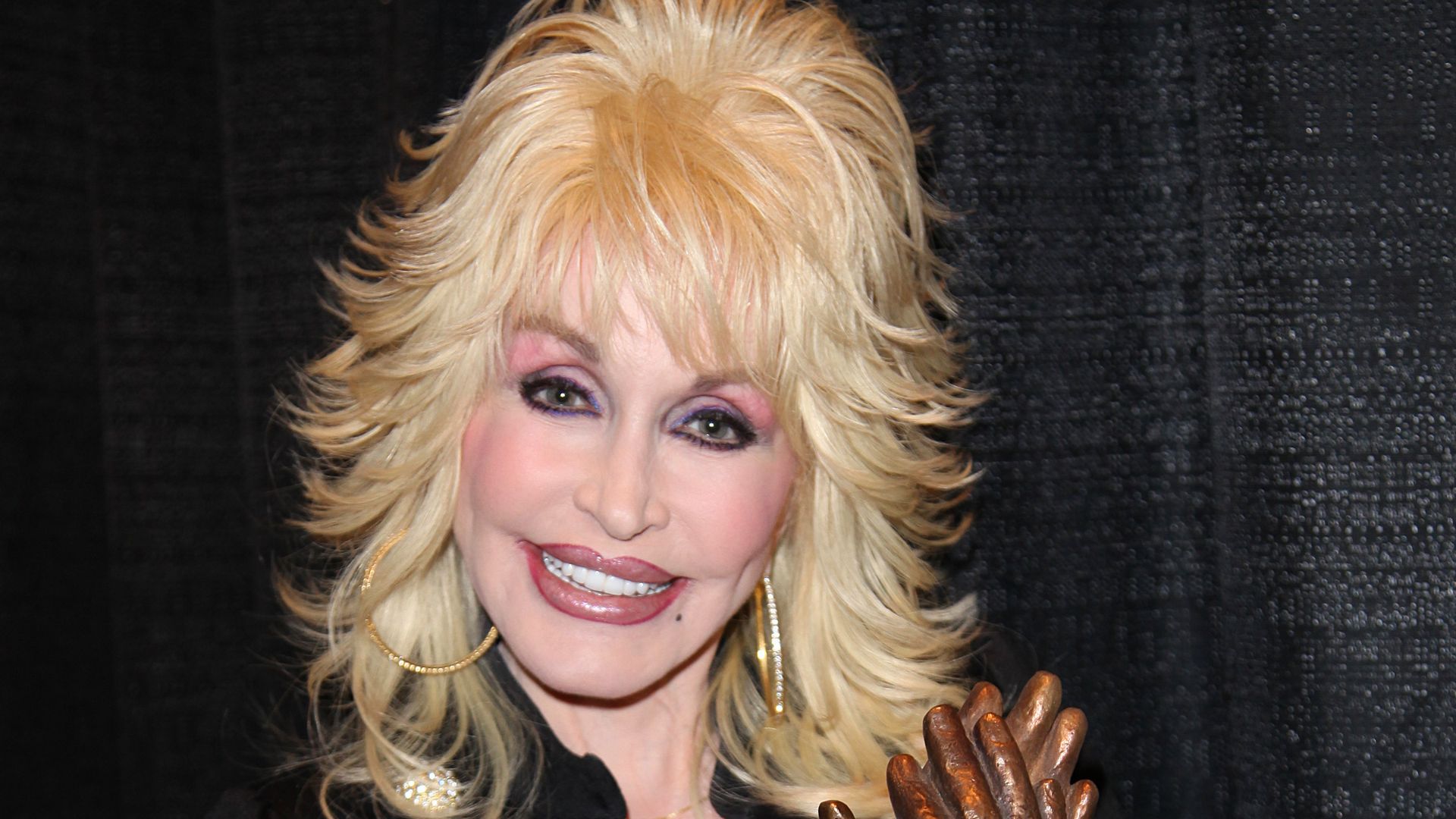 File:Dolly Parton accepting Liseberg Applause Award 2010 portrait.jpg