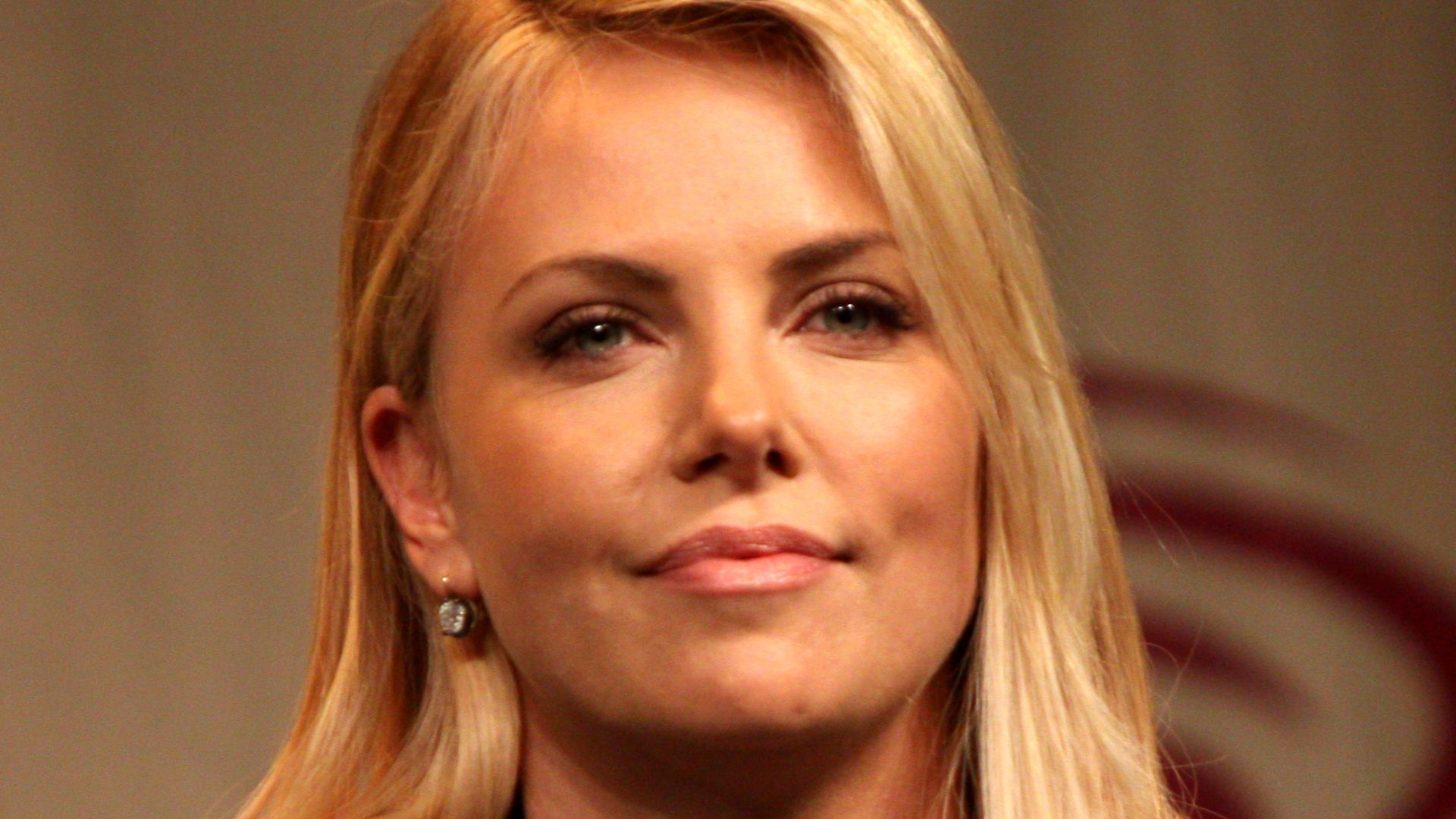 File:Charlize Theron by Gage Skidmore.jpg