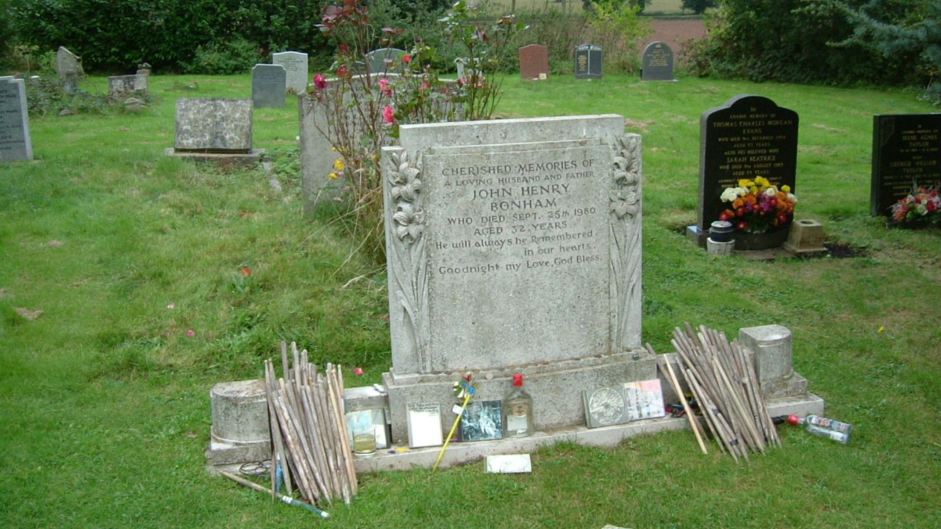 File:Grave JohnBonham sept07.JPG