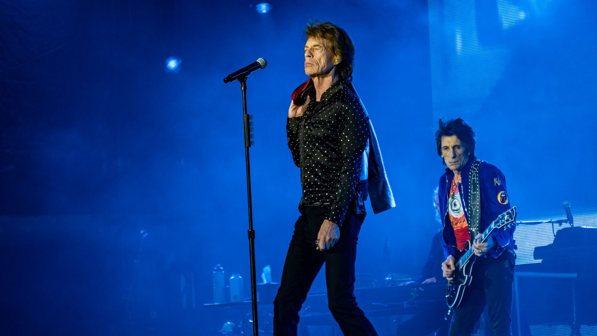 File:Mick Jagger and Ronnie Wood perform onstage - Rolling Stones, London 22 May 2018 (40532923630).jpg