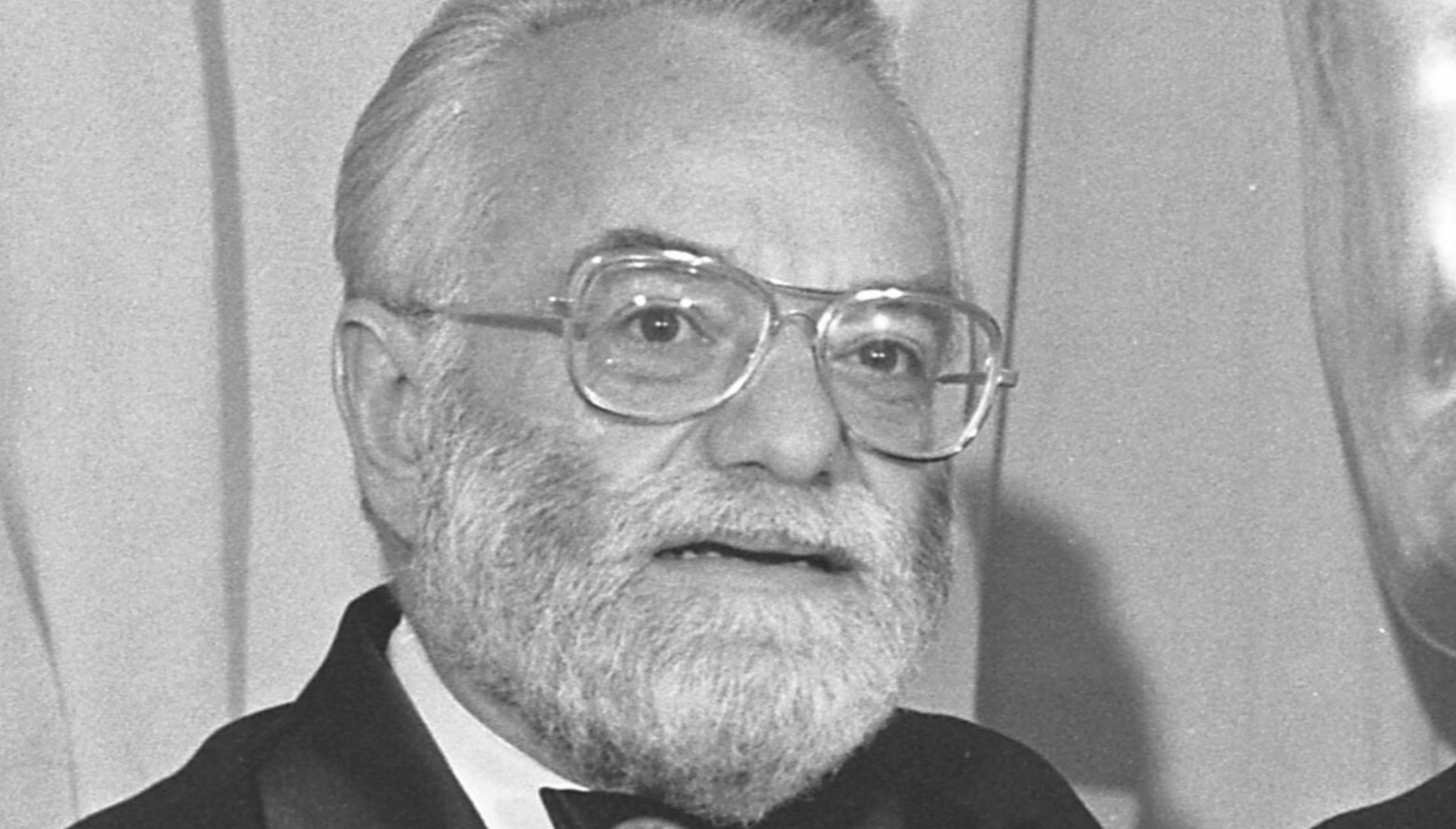 File:Saul Zaentz with Oscar 1976 (cropped).jpg